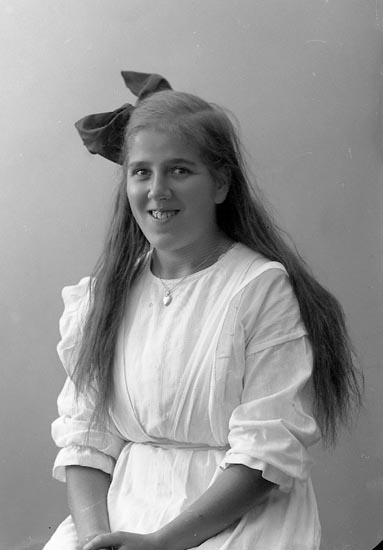 Enligt fotografens journal nr 4 1918-1922: "Twedberg, Fr. Tyra Assmundtorp, Säfve".