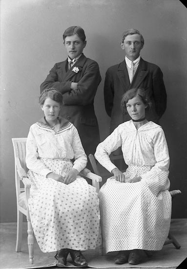Enligt fotografens journal nr 3 1916-1917: "Henningsson, Artur Komperöd Ucklum".