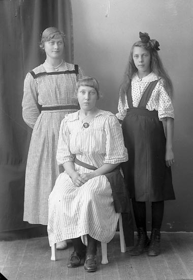 Enligt fotografens journal nr 4 1918-1922: "Torbjörnsson, Helga Ödsmål".