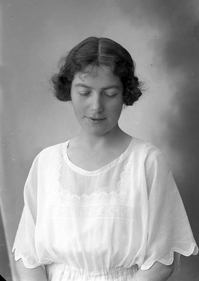 Enligt fotografens journal nr 4 1918-1922: "Landberg, Fr. Gudrun Här".