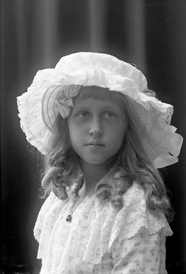 Enligt fotografens journal nr 2 1909-1915: "Kindal, Greta Ön".