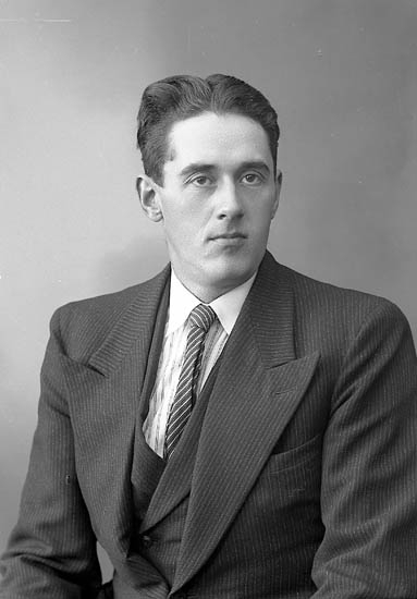 Enligt fotografens journal nr 6 1930-1943: "Olsson, Viktor Groland Spekeröd".