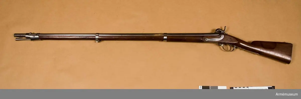 Grupp E II.

Vapnet är ett år 1830 tillverkat flintlåsgevär, vars lås 1845 ändrats till slaglås.

Samhörande nr 32402-03 gevär, balja.