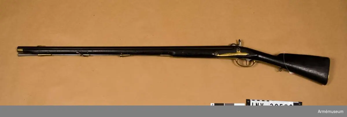 Förändringsmodell med slaglås från artillerigevär med flintlås m/1769. På pipa, kolv och lås står nummret 1759.
