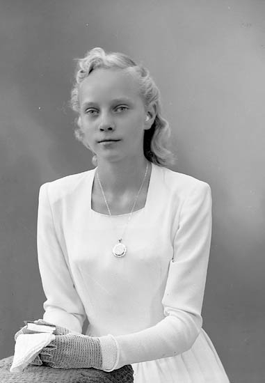 Enligt fotografens journal nr 7 1944-1950: "Hansson, Ulla Bråland, St. Höga".