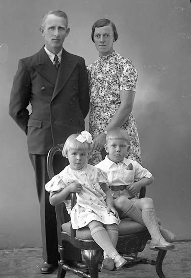 Enligt fotografens journal nr 6 1930-1943: "Olsson, Herr Erik Raröd Jörlanda".