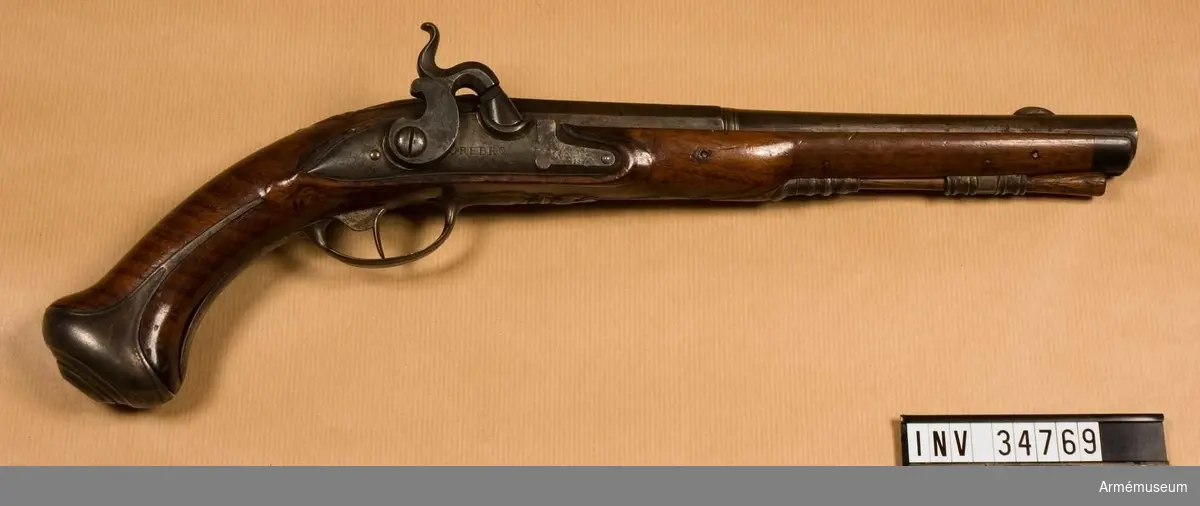 Grupp E III a.

Flintlåspistol från 1700-talets andra hälft, ändrat till slaglås.

Pistolens pipor är brungjorda. Även övriga beslag har haft en gråaktig yta, som nu är delvis förstörd rost. Laddstock av trä. På låsblecket står: Örebro.