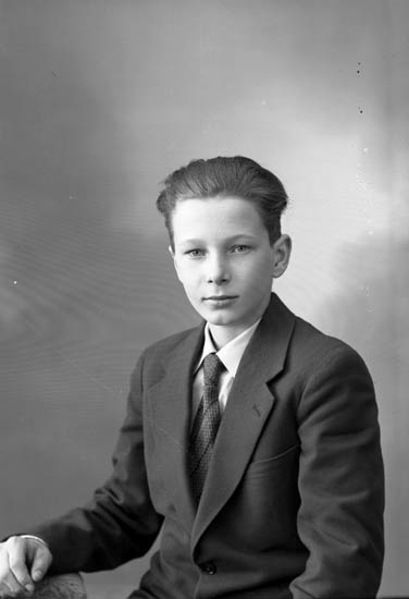 Enligt fotografens journal nr 8 1951-1957: "Olsson, Lennart Tegen, Stillingsön".