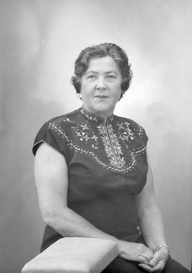 Enligt fotografens journal 1965-1969: "Fröken Ingrid Pettersson Solliden Stenungsund".