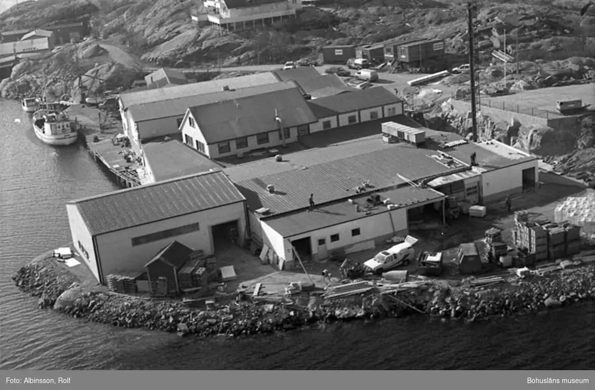 Enligt fotografens noteringar: "Jag går upp på Smögenbron och får ett flygfoto på Hållöfisk mitt i tillbyggnaden."

Fototid: 1996-03-14.
 1996-03-15