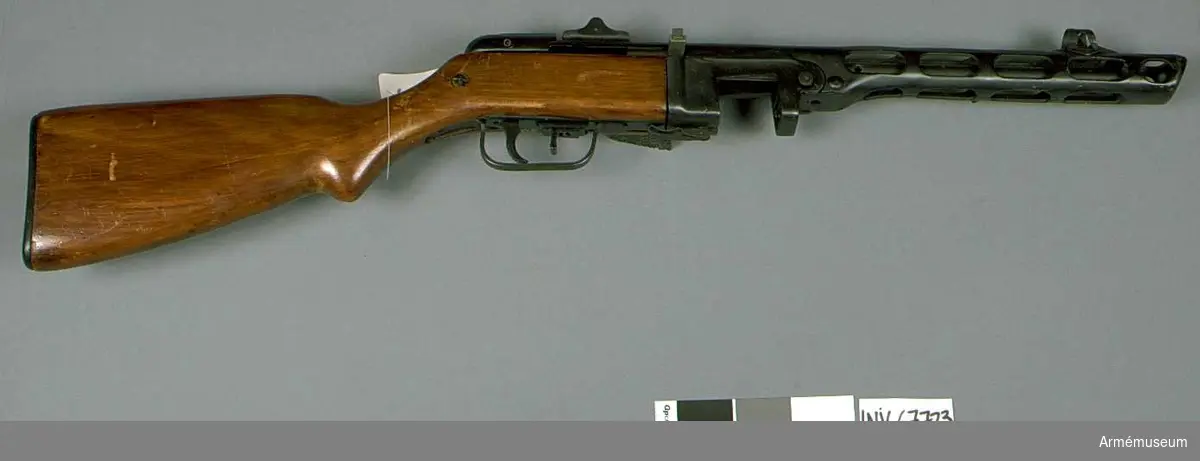 Kulsprutepistol m/1941, system Sjpagin. Vapnet är obrukbart; uppborrat hål i pipan 6 mm. Hel längd 845 mm. Piplängd 270 mm. Vikt 3700 g. Tillverkningsnr AM 3923, år 1944. Märkt med "Sovjetrepublikens" stjärna, 75 (9) A.

Bestående av 6 delar: kulsprutepistol m/1941, gevärsrem av väv, trummagasin 71-skotts, ammunitionsväska av väv (1975:9654), avsedd för ett 71-skotts  trummagasin, läskstång, slagfjäderstång med bakstycke av konstmassa. Givare Sovjetiska arméns centralmuseum.