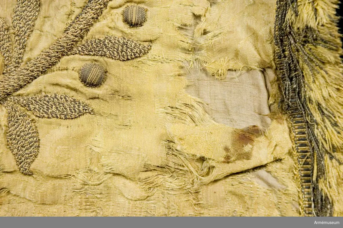 Duk: Tillverkad av dubbel gul sidendamast; duken fragmentarisk. Duken fäst vid stången med två rader tennlickor på ett gult band; den del av duken som är lagd runt stången är belagd med tyll: under duken på stånge nfinns förstärkningsskenor. 

Dekor: Broderad i läggsömsbroderi i relief. På dukens insida Smålands lejon förande ett spänt armborst (lejonet dubbelsvansat), omslutet av en lagerkrans, hopbunden upptill och nedtill, allt i guld. På utsidan finns endast några siffror kvar: i yttre, övre hörnet 1; i inre, övre hörnet 6 och i nedre, yttre hörnet 7.

Frans: Dubbel, av gult silke samt silver- och guldtråd.

Banderoller: Endast bitar av snoddarna finns kvar. 

Stång: Tillverkad av trä, kannelerad, gulmålad med dragning mot olivgrönt, avsågad: holk och spets av järn (defekt), spetsen med dubbelt C under öppen krona.