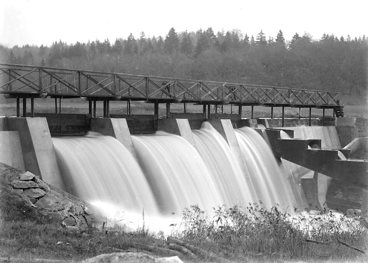 Enligt noteringar: "Dammen vid Trollsjön. Den byggdes som kraftverksdamm för att förse Torreby med ström. Detta blev inte av och i sjön inplanterades i stället ädelfisk. Notera även laxtrappan i dammens mitt." (BJ)