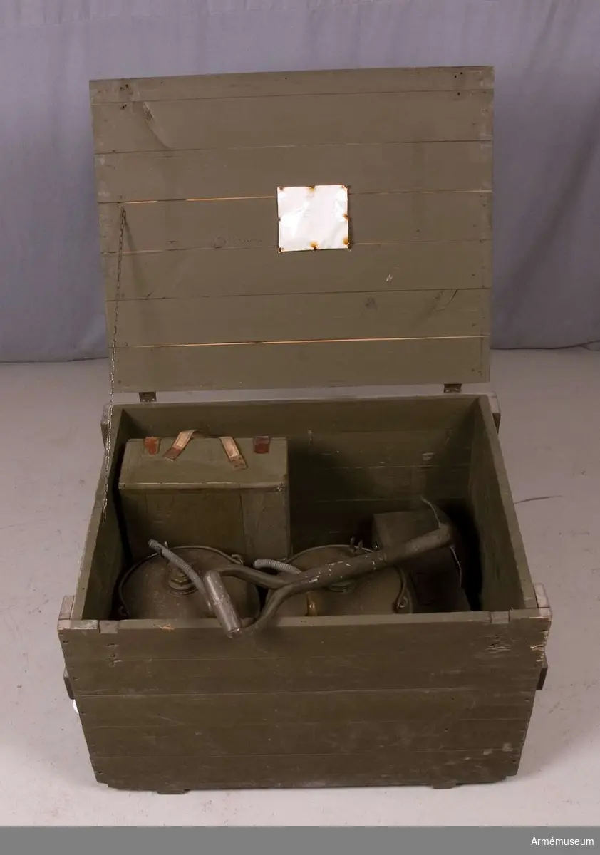 Tillbehör, vkt i låda, spade, bränsledunk mm, låda 3 Till destillationsanläggning Cleaver-Brooks 1945