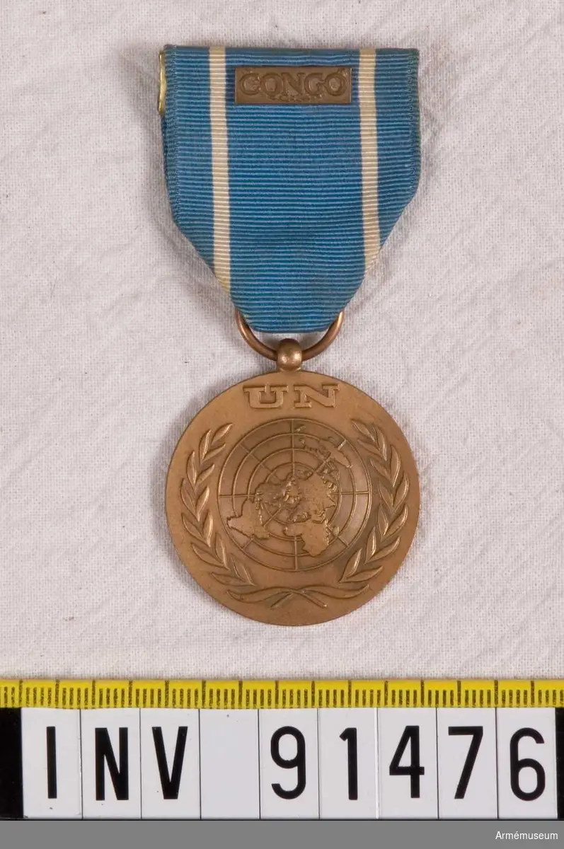 Medalj med band i blått och vitt som användes när insatsen i Kongo inledds 1960. 1962 byttes band till färgerna blå-vit-grön.