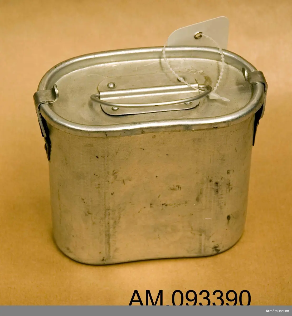 Behållare i aluminium med lock försett med ring.