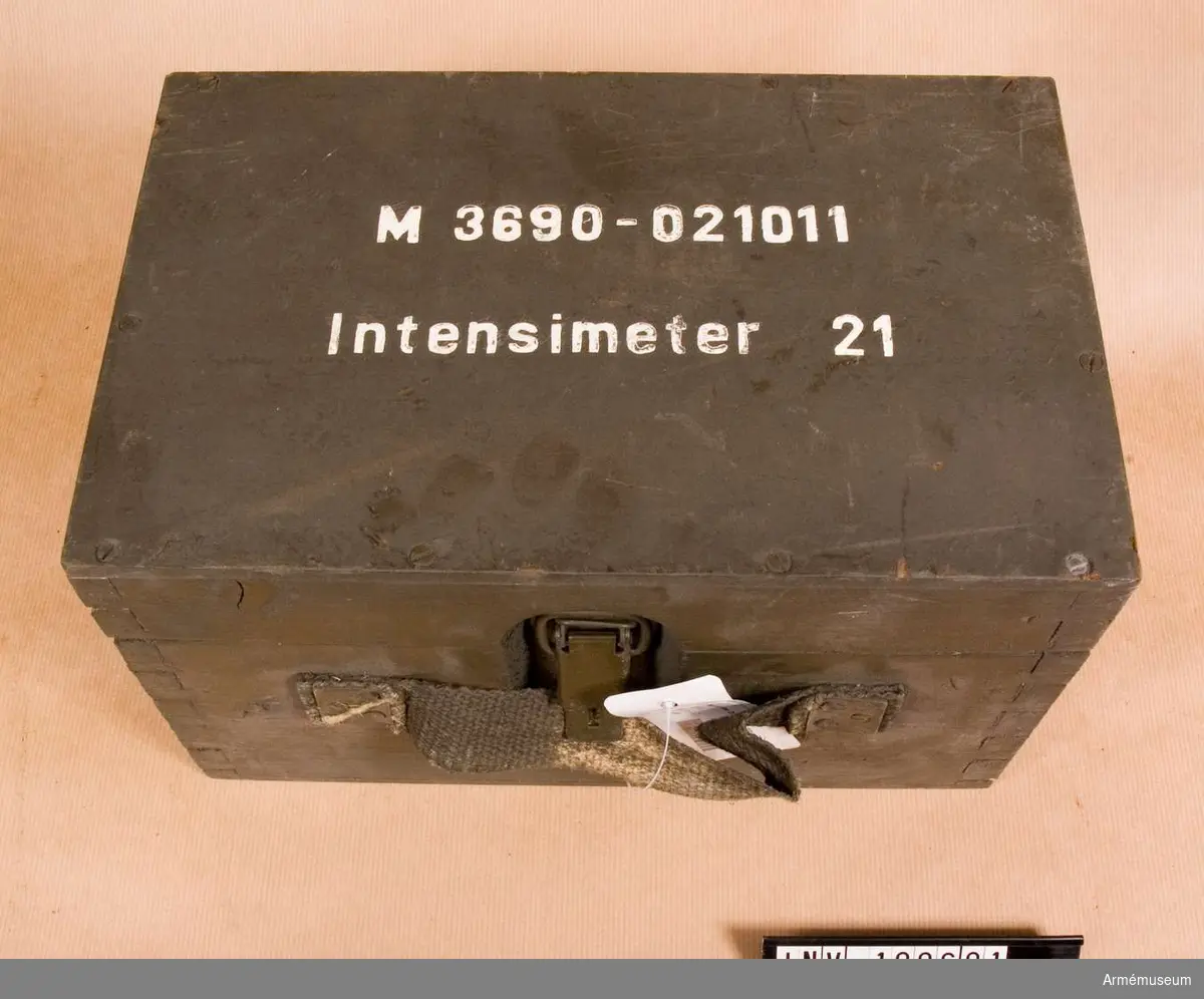 Intensimeter är ett handburet instrument som mäter strålning. Det används för att kunna detektera fält med strålning efter till exempel en kärnvapenhändelse eller för att kunna hitta radioaktiva punktkällor.

Består  av Intensimeter 21 i transportlåda, handbok med beskrivning, tillbehörslista, torrbatteri, bärrem, klämma, plastpåse. Tillverkningsnummer 124515.