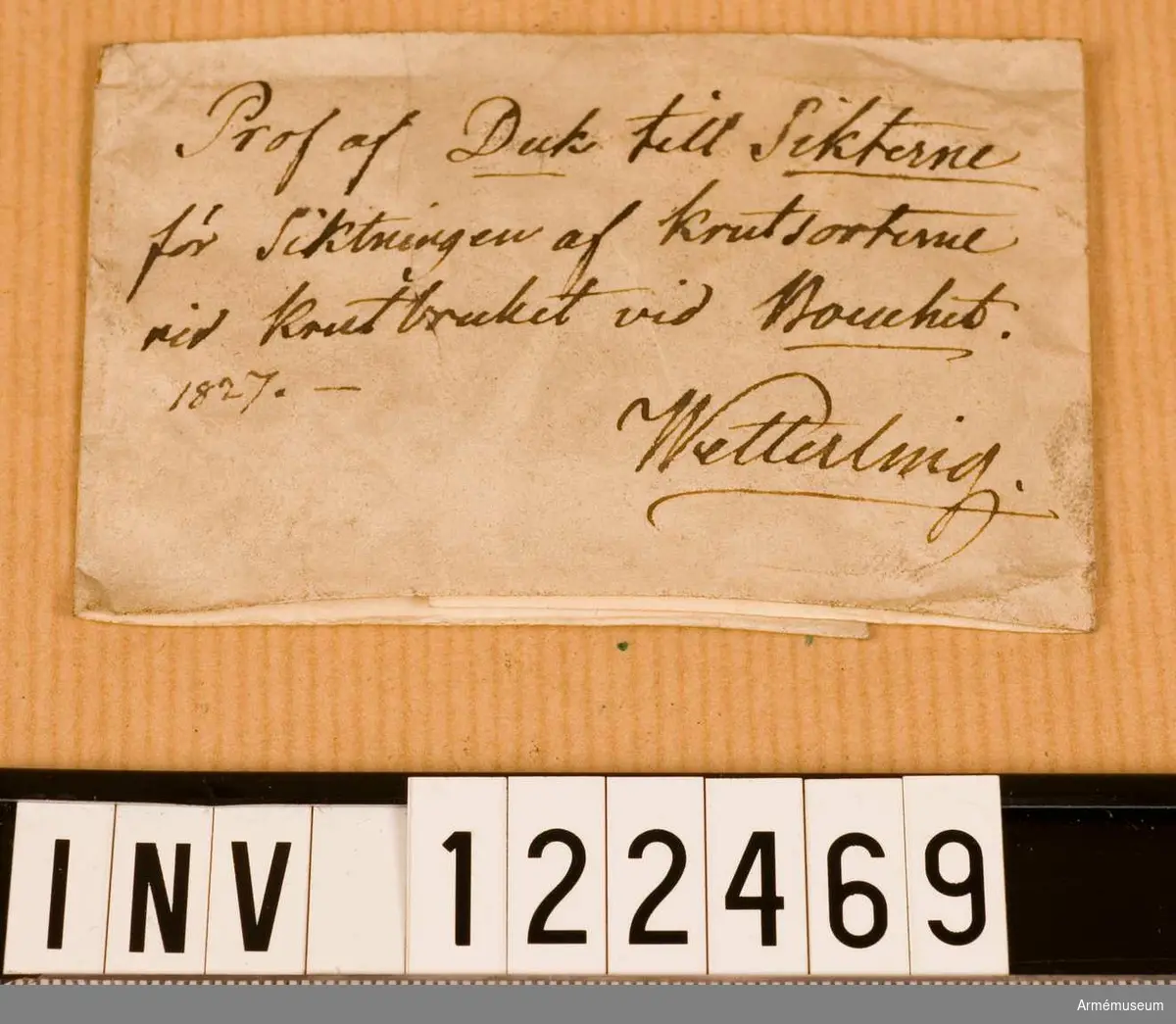 Text på kuvert: "Prof af Duk till Siktarne för Siktning af krutsorterne vid krutbruket Bouchet. 1827 Wetterling."
Kuvertet är tomt.