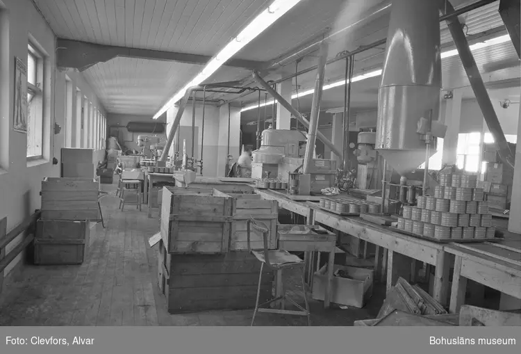 Text till bilden: "Gullmars Prec. Gasmaskavdelningen. Interiör och maskiner. 1953.04.20"










i