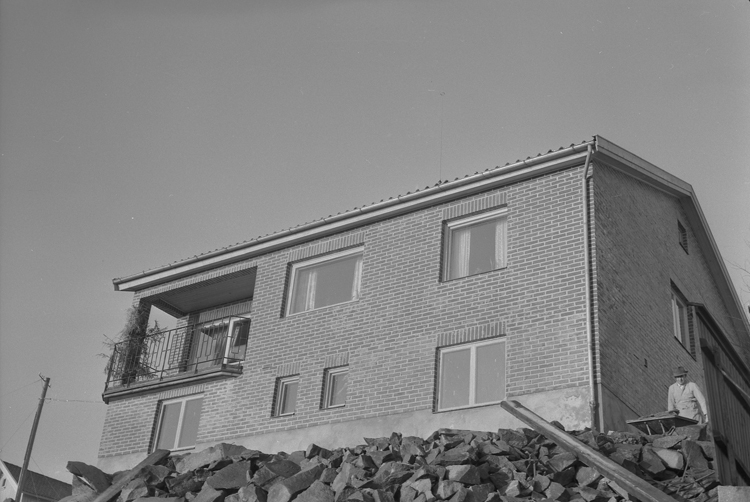 Text till bilden: "Kaneland. Villa. Sven o. Blomqvist reklambyrå Kungsgatan 48 Stockholm.
1954"








i