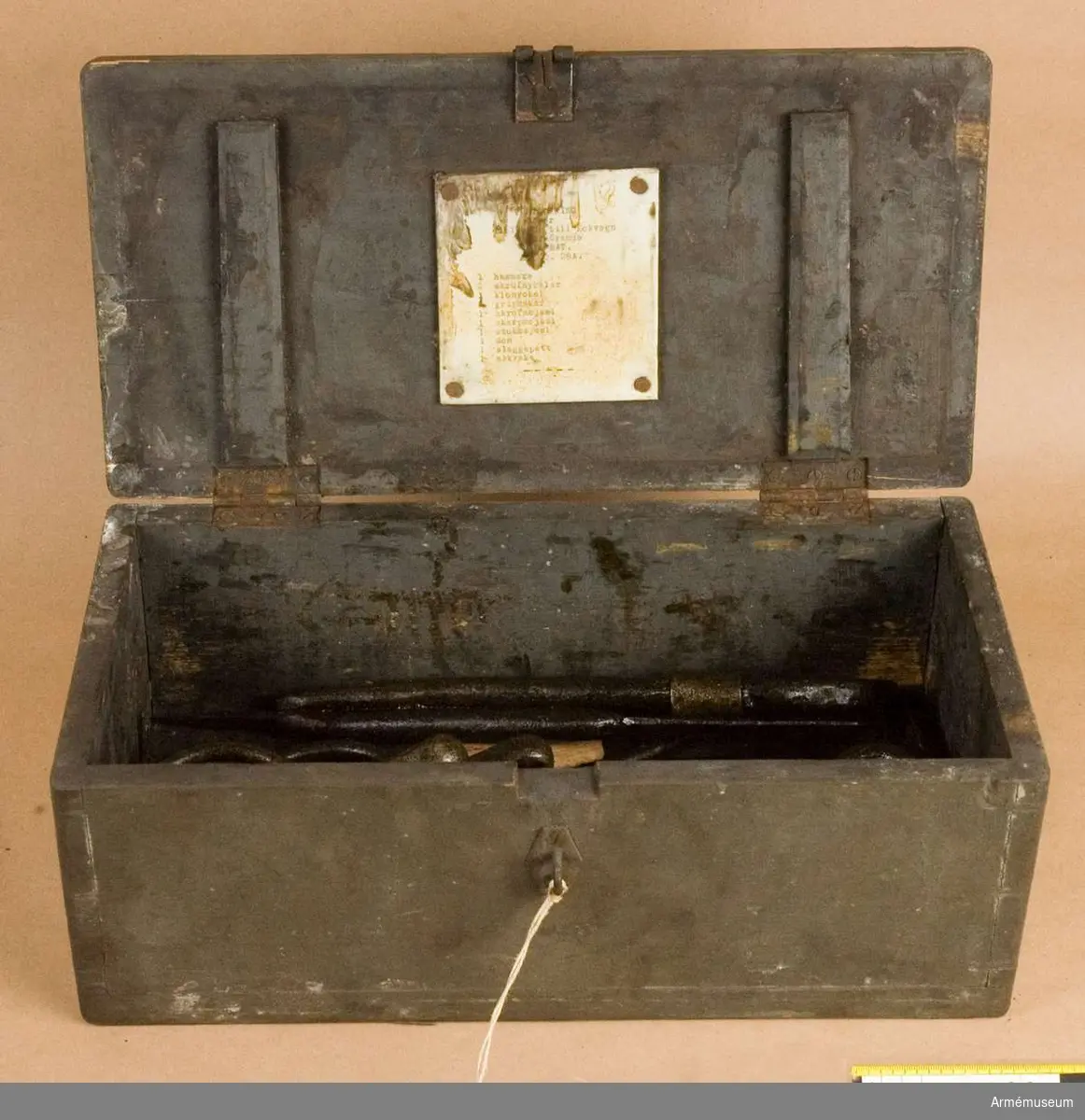 Tillbehören består av bland annat hammare, askraka m.m. Samtliga föremål ligger i en låda.