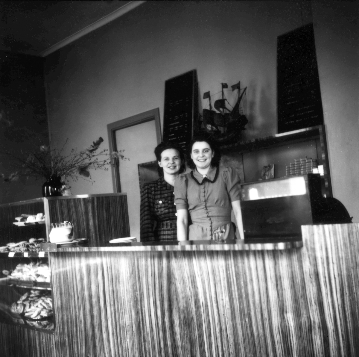 Kaffebaren på Västra storgatan - Barnarpsgatan i Jönköping. Bakom konditoridisken står Viola Viberg och Kerstin Andersson.