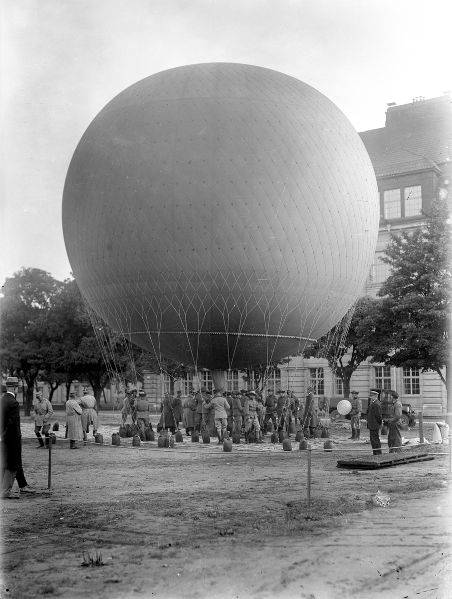 En gasballong på Läroverkets skolgård i Jönköping efter påfyllning med stadsgas.