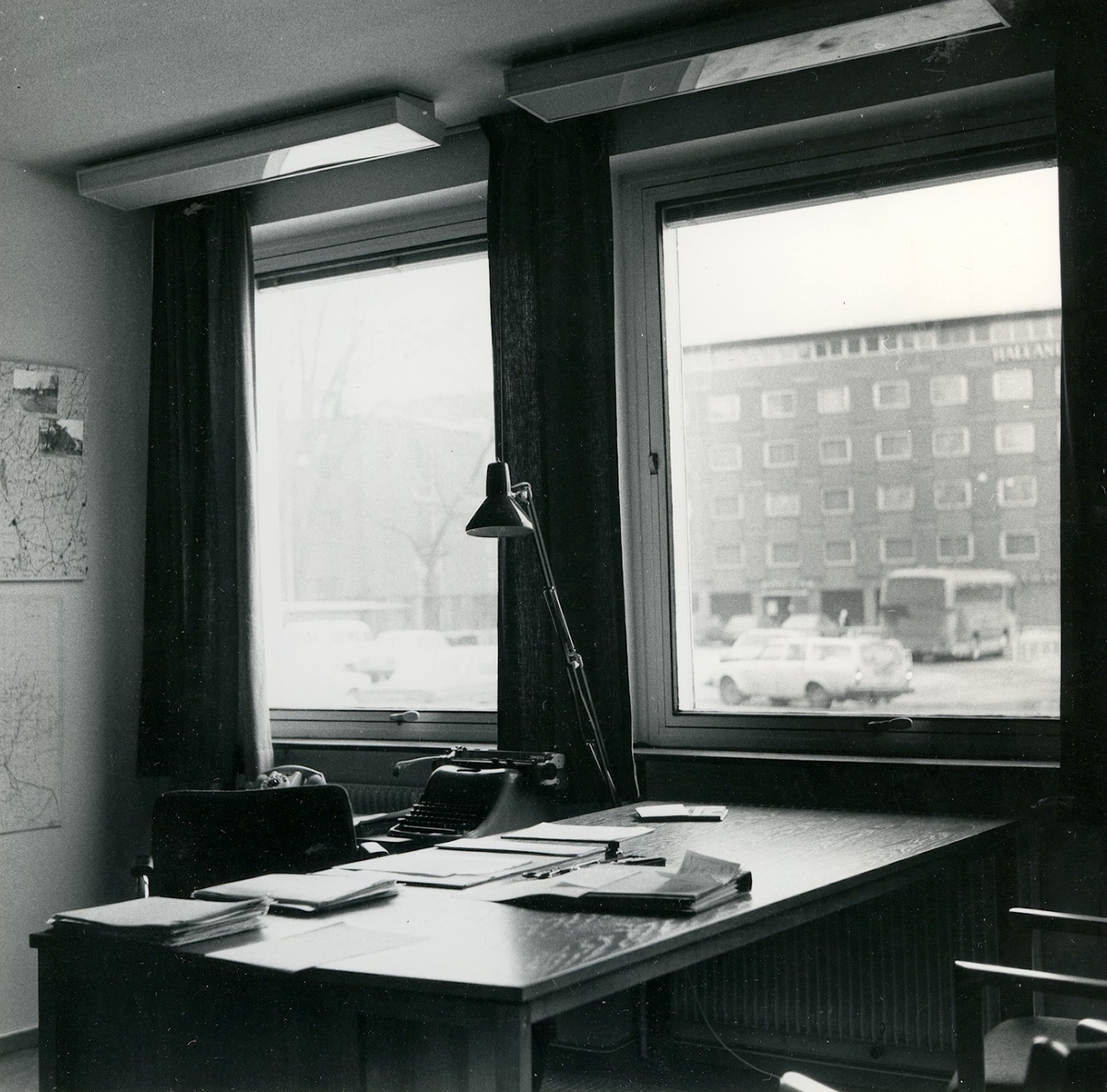 Utsikt från länsantikvariens tjänsterum mot Hotell Hallandia. Foto Lennart Lundborg januari 1977.