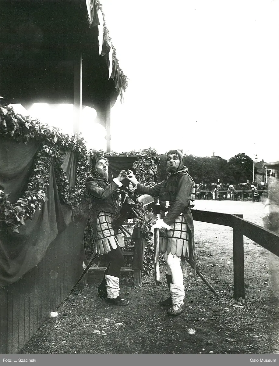 Akershusfestlighetene, menn, hoffnarrer