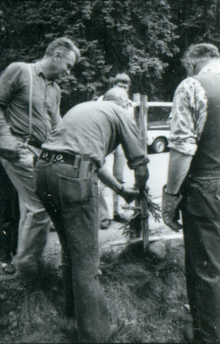 Söndagen 1981-05-24 anordnade Hallands museiförening i samarbete med Samarbetsrådet i hembygdsfrågor en endagskurs i konsten att slå gärsgård på gammalt vis. Kursledare var Rolf Lindell.