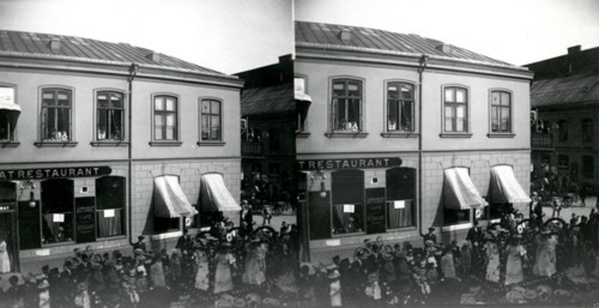 Halmstad, Storgatan. Kv Brovakten, kv Klingberget. Närmast Wallbergs hörna. Numera rivet för uppförande av Göteborgs bank 1925. Paraden på gatan kan möjligen vara från Barnens dag 1907.