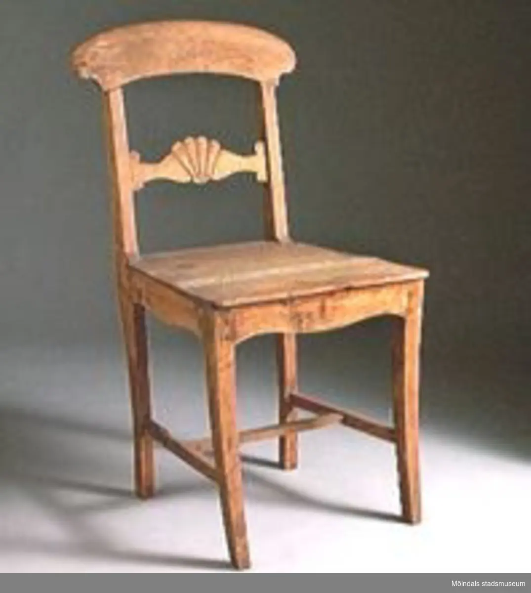 Trävit stol med träsits. Enligt G. Dalbäck Lindometillverkad.Stolen användes som förlaga till kafé-stolar på Mölndals museum.