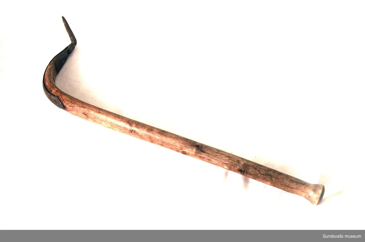 Bärkäpp med böjt träskaft och fastnitad järnspets. Avsedd att fattas med höger hand. Bärkäppen (bärspaken) användes av stabbläggarna vid sågverken till att styra de plankor man bar på axeln.