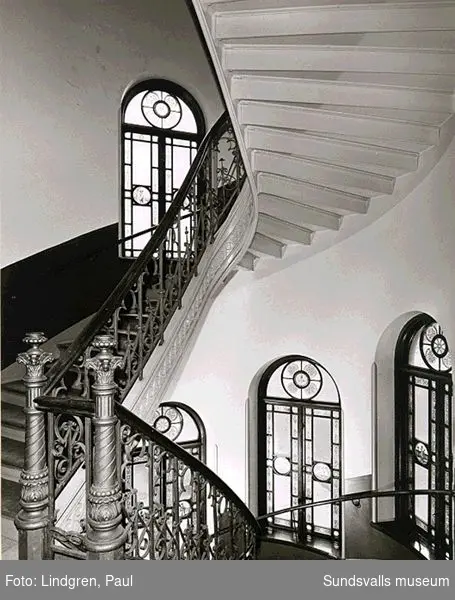 Kyrkogatan 8. Interiör. Fönstermålningar i trappuppgången utförda av dekorationsmålaren Hans Artelius, för byggherren kapten Åberg.