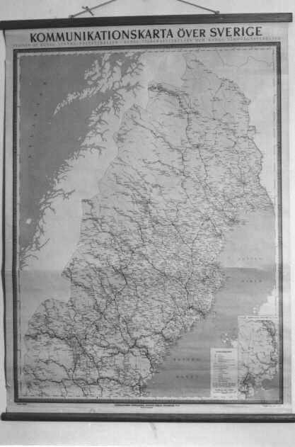 Kommunikationskarta över Sverige, norra delen, med
uppgifterom postkontor, postexpeditioner, poststationer,
telegrafstationer,telefonstationer, järnvägsstationer, normal- och
smalspårigajärnvägar, SJ's billinjer, postdiligenslinjer,
andrapostföringslinjer samt gränser för post- eller
telegrafdistrikt.kartan kompletterad t o m 1 juli 1948. I över- och
underkant förseddmed käppar för upphängning.