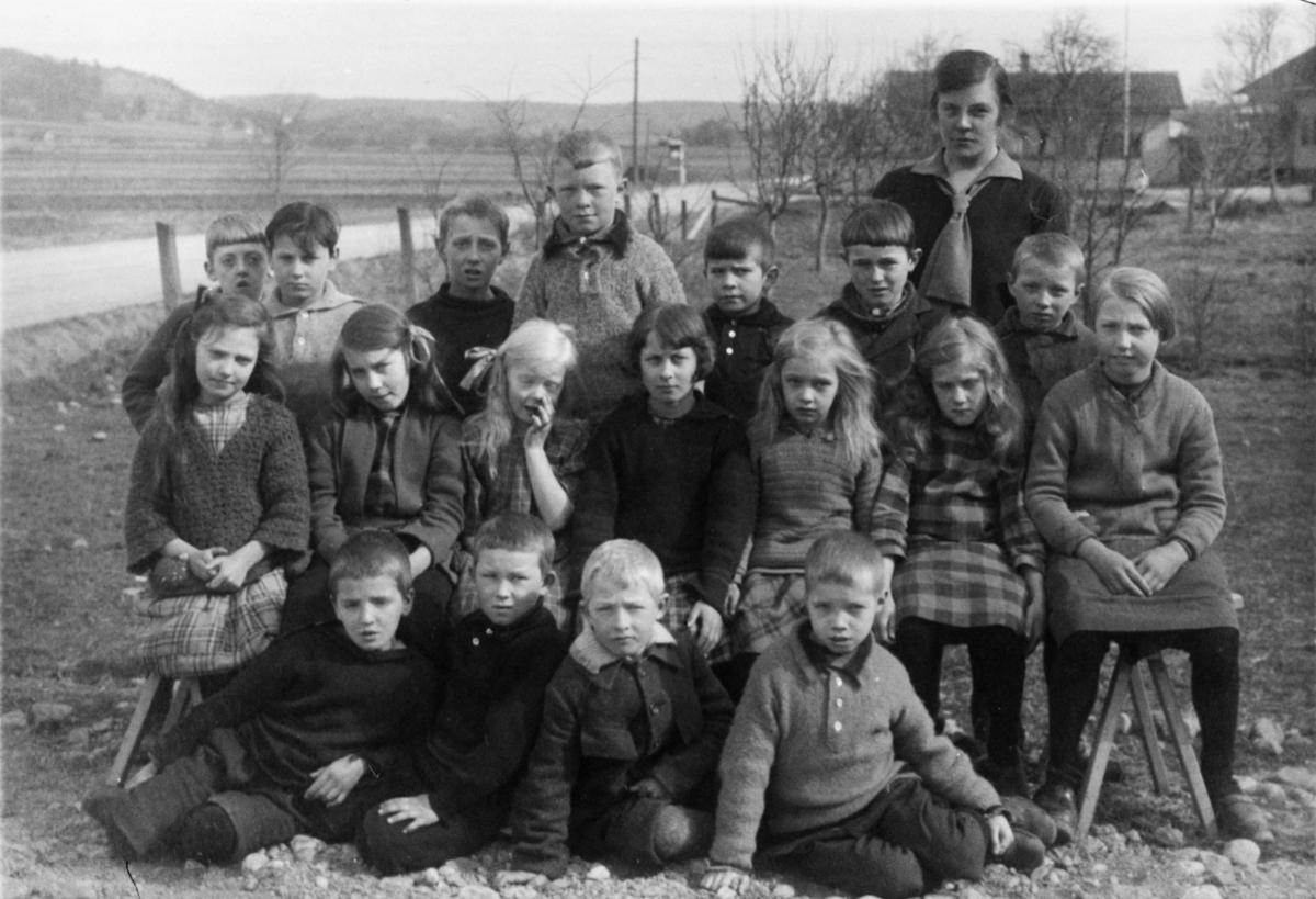 Gruppfoto på flickor och pojkar från gamla Sinntorpskolan.