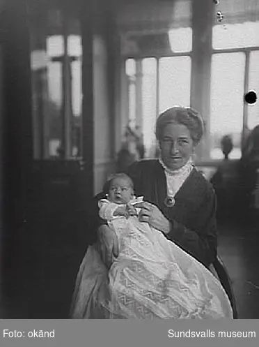 Förmodligen Pussi Norström med ett av sina  barn. Dora Louise (Pussi) Norström var gift med direkören vid Skönvik, Ingenjör Karl Fredrik Lennart Norström, hans mor hette Alma Cecilia Bünsow, gift Norström