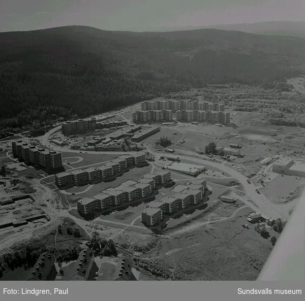 Flygfotografi över stadsdelen Nacksta, som är under uppförande, 1970. I nederkanten ses den äldre bebyggelsen i Vinkeltået.