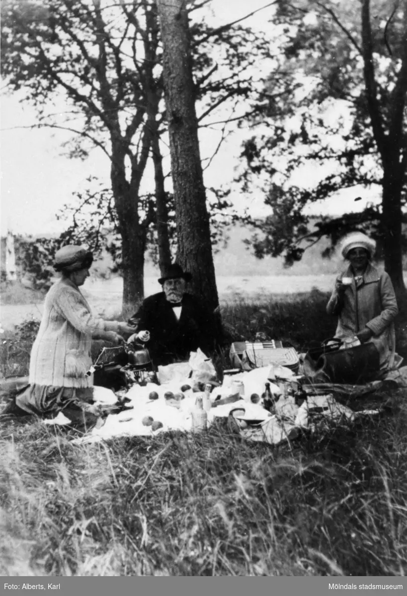 Picknick med Håkan och Anna Jönsson samt Ester Alberts vid Tulebosjön, 1920-tal.