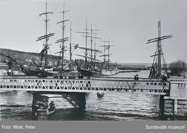 Segelskutor vid Tivolibron. Tivolibron var vid denna tid vridbar för att vissa segelskutor skulle kunna ta sig upp en bit efter Selångersån.