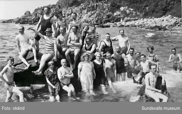 Badbild från Ransvik havsbad vid Kullen i Mölle. Ransvik är känt för att det var den första plats i Sverige där det idkades gemensamhetsbad, d.v.s. att män och kvinnor badade tillsammans i havet.