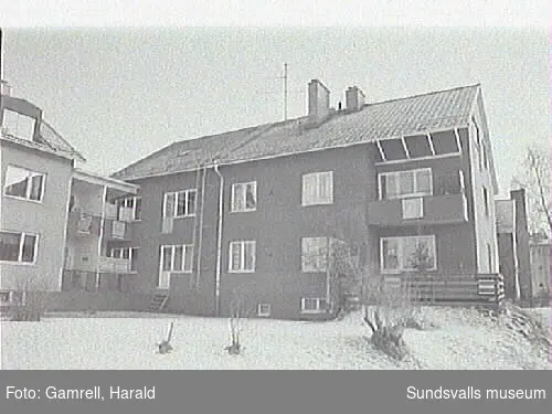Flerfamiljshus och församlingsgård i Njurundabommen.