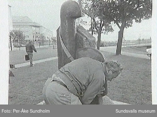 Dokumentation:Placering av Sigurdur Gudmundssons skulptur Atthagarót. Fastsättning och murning utförs av Lennart Nyberg, Ivar Vesterlund.