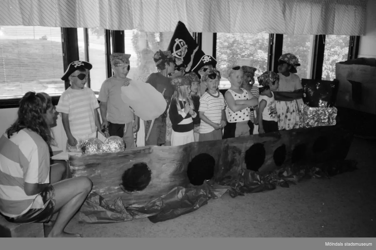 Avslutning för 6-åringarna på Katrinebergs daghem, 1992. Linda Olausson och dagisbarn.