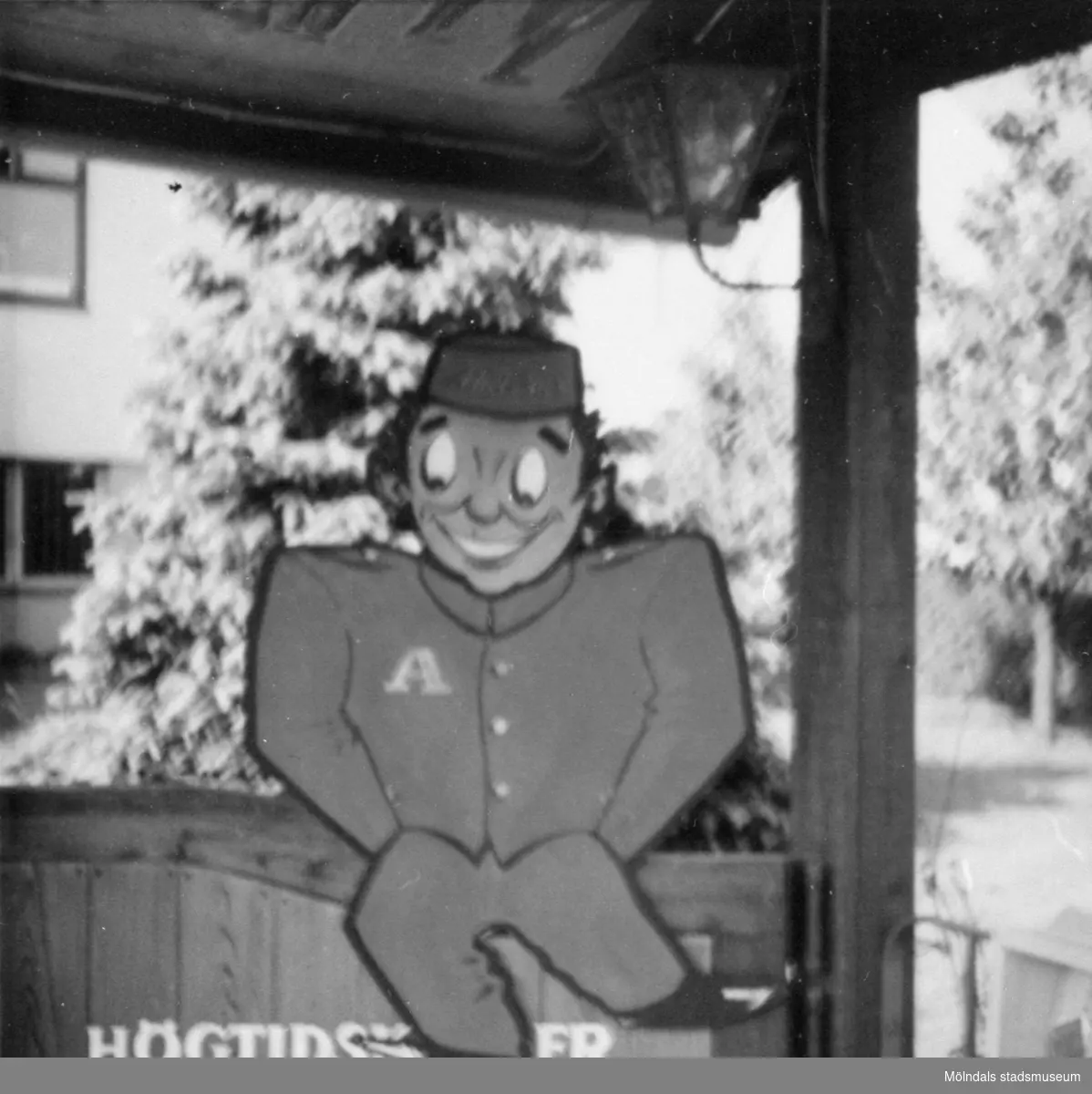 Reklamfigur som Ahlbergs skrädderi hade mot gatan på Barnhemsgatan 16, 1960-tal.