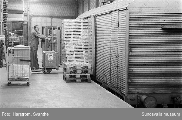 Dokumentation av Kooperativa Förbundets lagercental, Birsta, inom ramen för SAMDOK:s Handelspool (jfr dokumentationen 1997).