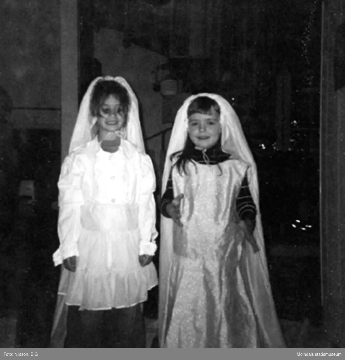 Två flickor utklädda till "brudar". Holtermanska daghemmet 1973.