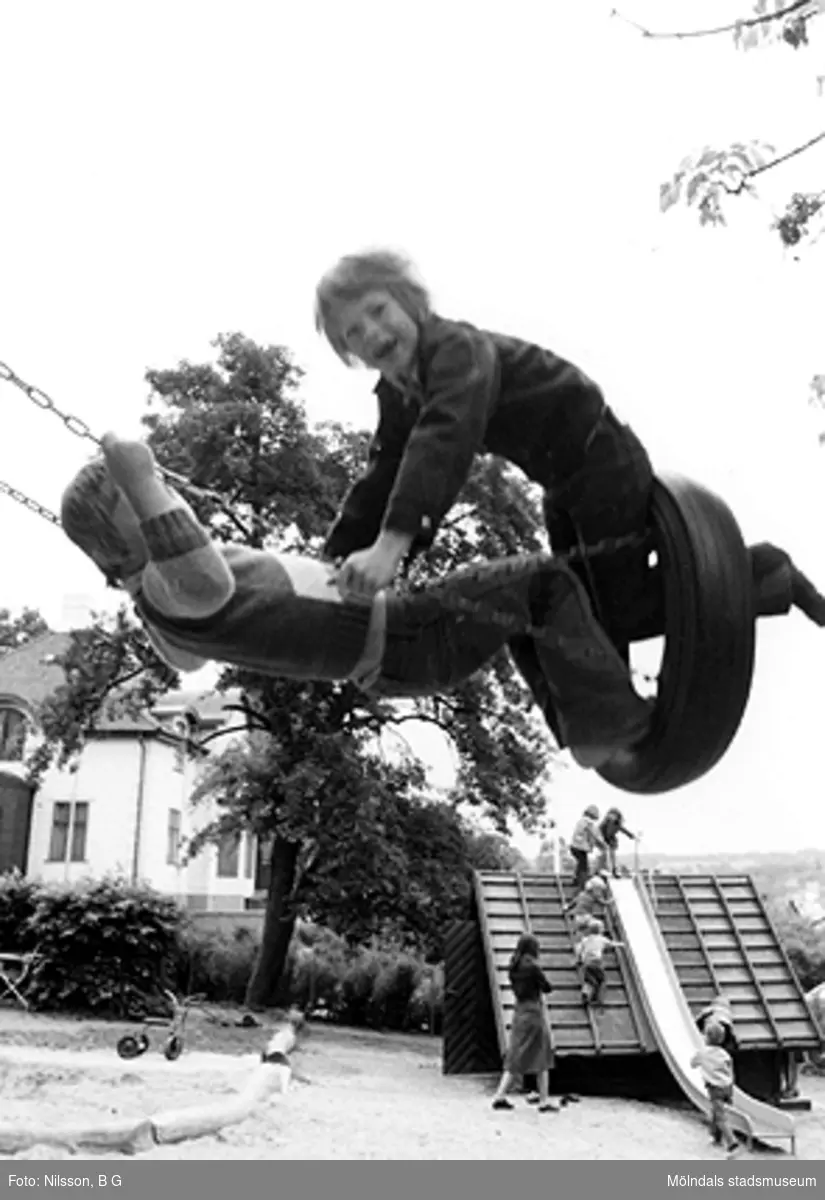 Två pojkar som gungar tillsammans. Holtermanska daghemmet 1973.