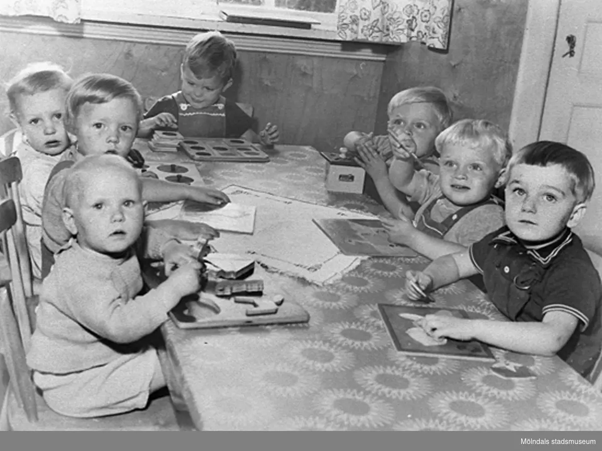 Små barn som lägger pussel vid Holtermanska daghemmet, 1940-tal.