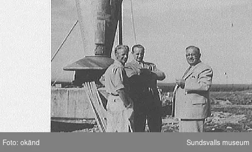 Tre män vid mastfoten till en av rörmasterna vid rundradiostationen i Ljustadalen, 1952 eller 1953.